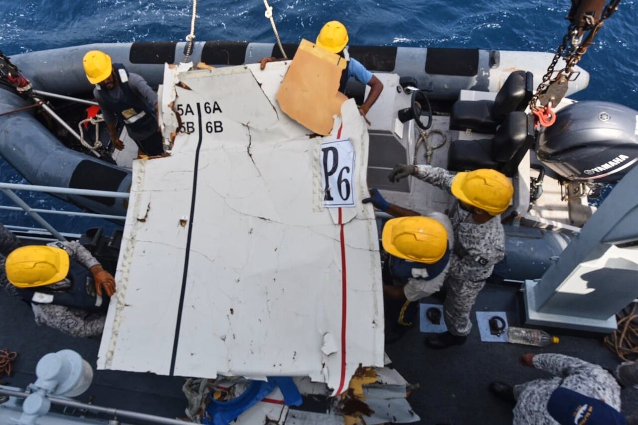 巴基斯坦海軍人員8日在一艘軍艦上檢查從奧馬拉（Omara）附近深海打撈上來的K2...