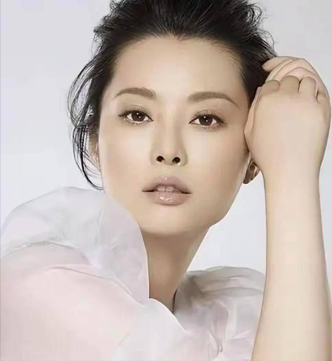 袁立坐輪椅回歸!九死一生,狠打造謠者的臉