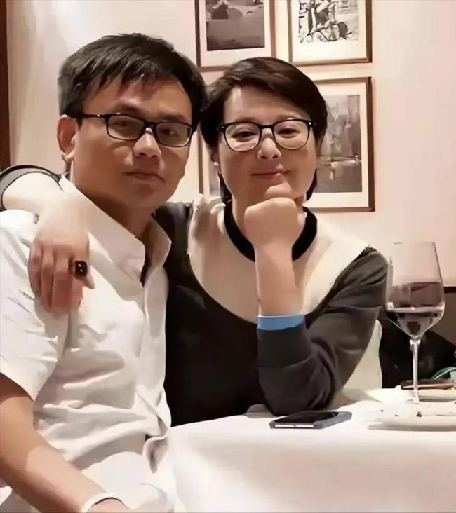 袁立坐輪椅回歸!九死一生,狠打造謠者的臉