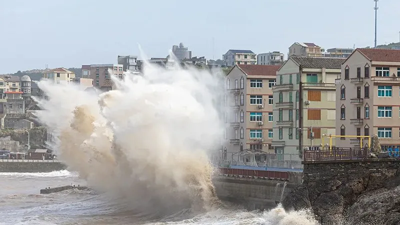 巴威颱風於昨晚登陸中國浙江一帶,沿海地區掀起巨浪。 圖:翻攝自百度