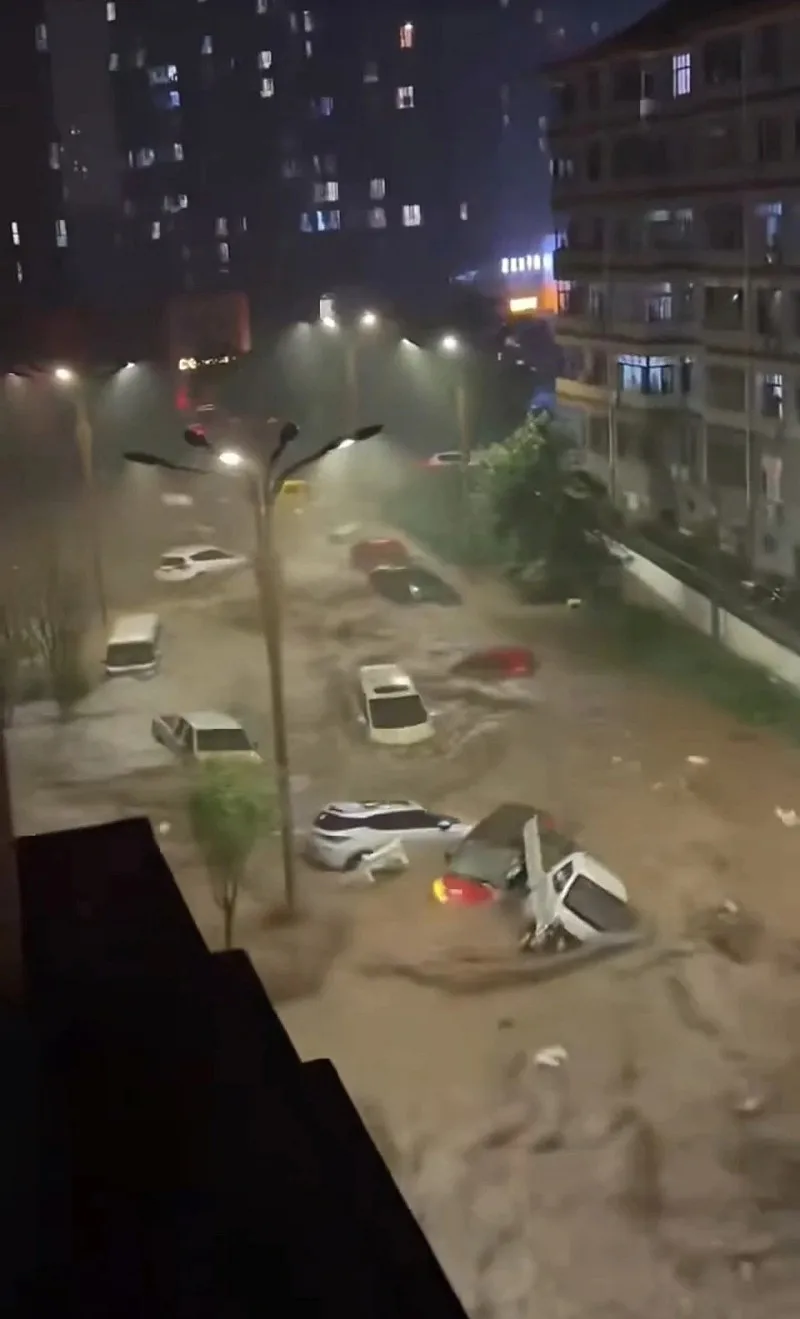 中國多地近日遭逢暴雨襲擊,大規模洪水衝進河北承德的街道。 圖:翻攝自騰訊網