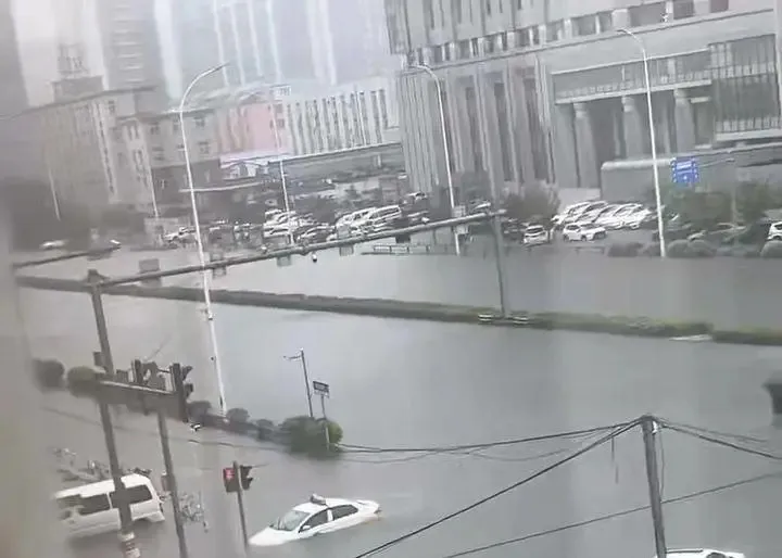 瀋陽遭遇破單日紀錄的強降雨影響,洪水淹沒市區多處街道。 圖:翻攝自騰訊網