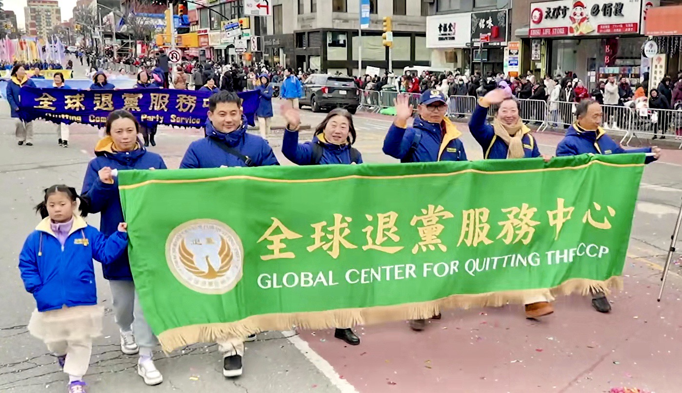 前大連法輪功學員袁曉曼(左四)於2025年來到美國後,加入海外「講真相」活動。(圖片由袁曉曼提供)