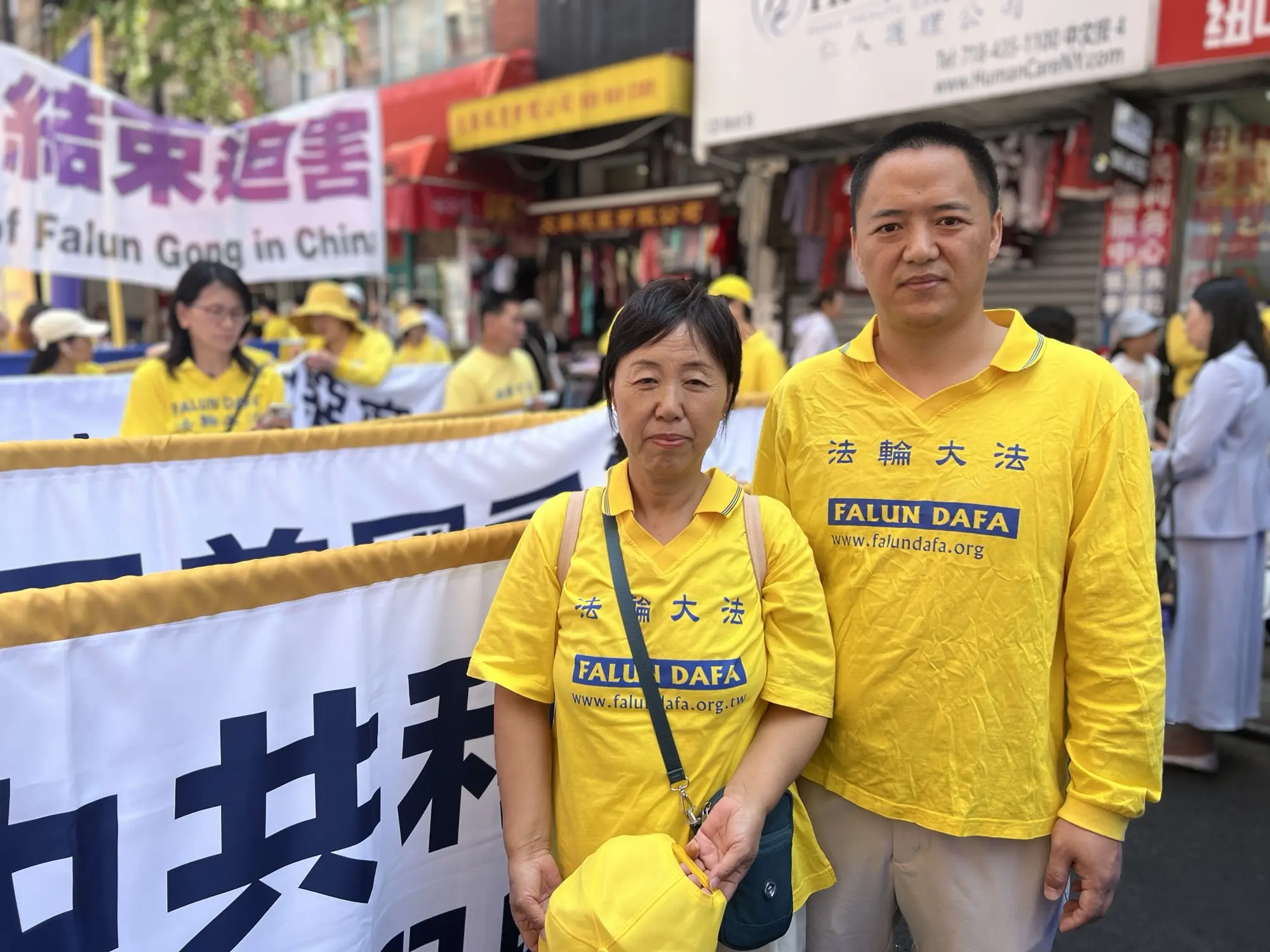 河北母子7月19日參加紐約法輪功大遊行,控訴中共迫害。(施萍/大紀元)