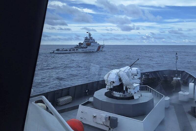 印尼海岸防衛隊發布的照片顯示,2024年10月25日,印尼海岸防衛隊船隻正緊隨前方一艘編號為5402的中國海警隊艦艇,當時這艘中國艦艇正試圖驅離在北納土納海域進行地震探測作業的印尼測量船。(美聯社檔案照)