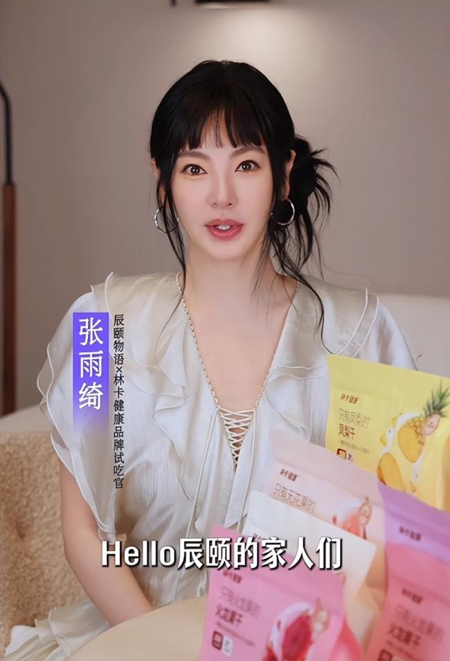 强行扮嫩，梳个齐刘海就硬演少女