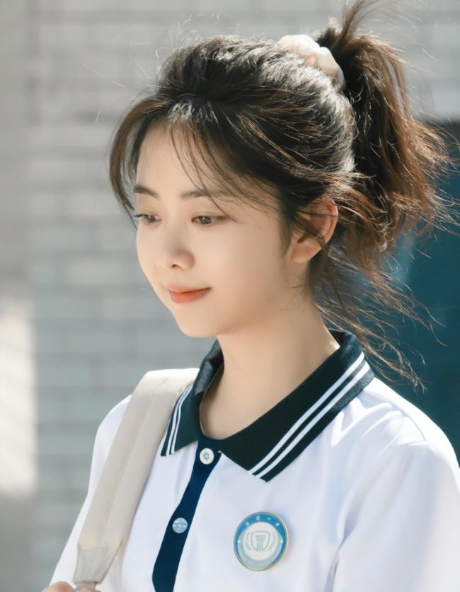 强行扮嫩，梳个齐刘海就硬演少女