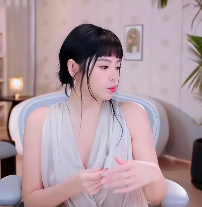强行扮嫩，梳个齐刘海就硬演少女