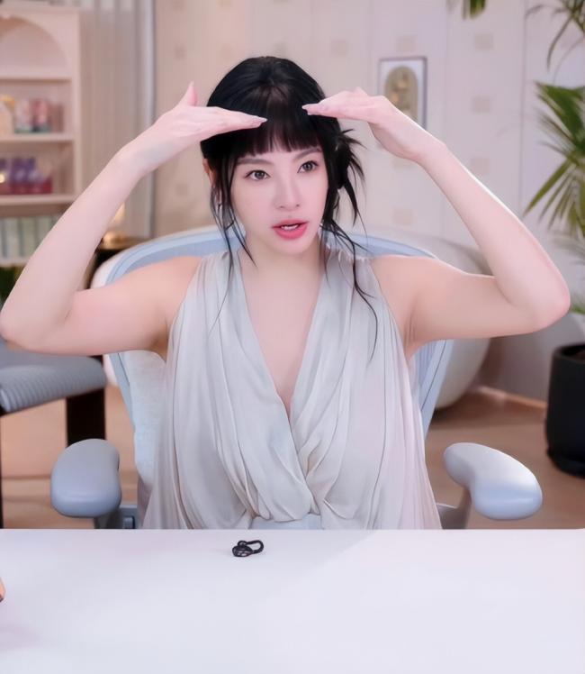 强行扮嫩，梳个齐刘海就硬演少女