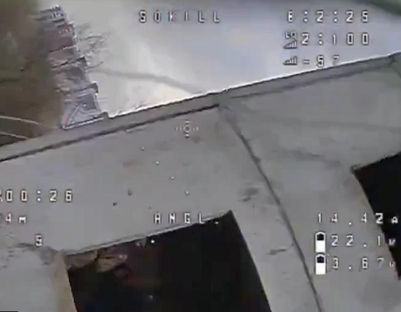 俄羅斯軍人用噴射網纏住烏克蘭無人機使其墜落。&nbsp;&nbsp;&nbsp;圖：翻攝自@Whiledvid