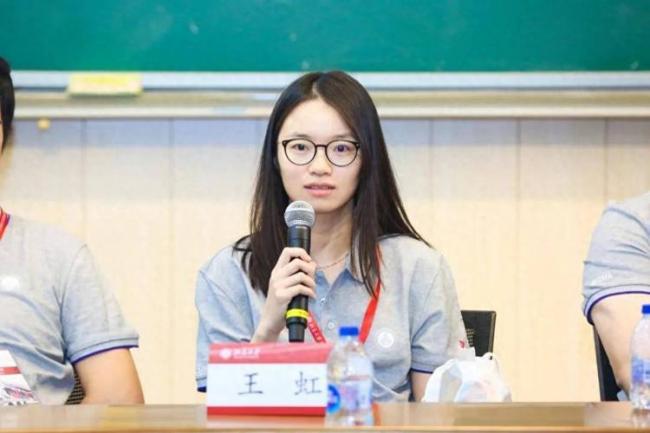 原來他是王虹父親,為女兒放棄政府的工作