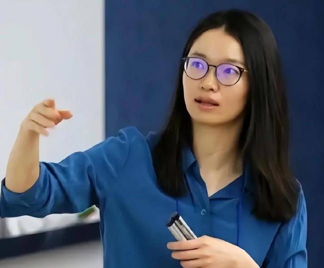 原來他是王虹父親,為女兒放棄政府的工作
