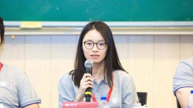 原來他是王虹父親,為女兒放棄政府的工作