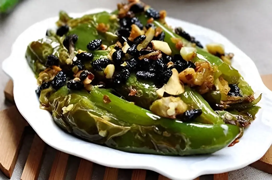 豆豉和青椒是绝配，大火一炒，微辣咸香，好吃便宜还不腻