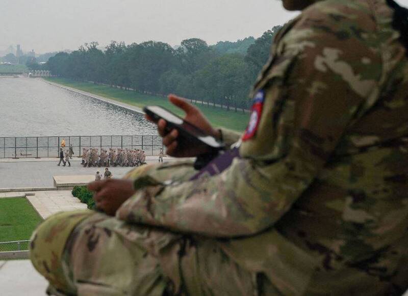 美軍使用手機示意圖。(路透)