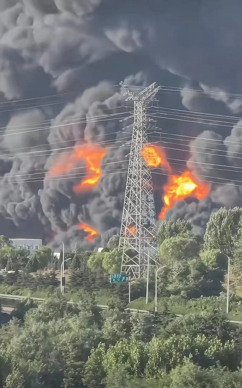 青島倉庫大火引發大面積燃燒,就連遠在數公里外的地區皆能清楚可見濃濃黑煙。 圖:翻攝自百度