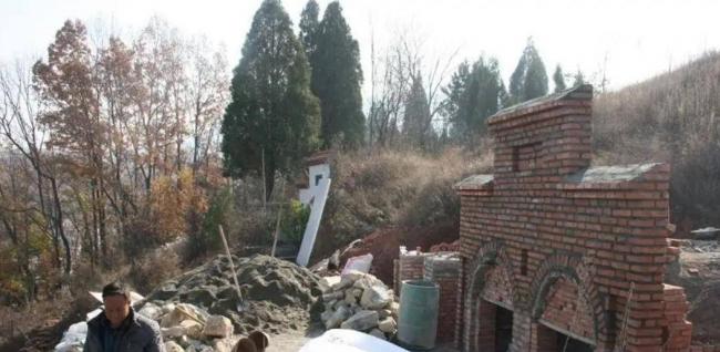 「10個學校9個墳」,而且不少還是亂葬崗