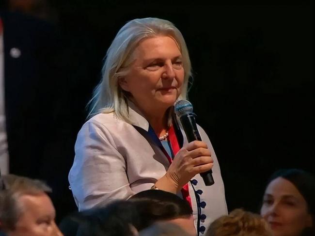 那位光鮮亮麗,與普京共舞的女外長,被逐出歐洲