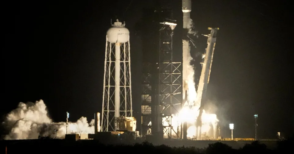 SpaceX猎鹰9号第二级火箭残骸5日下午撞上月球。(图/美联社)