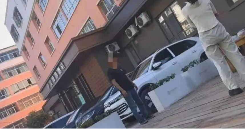 大陸一名旅客入住新疆伊寧飯店,因房間不足與同行友人睡在自家車內,退房時竟被收取「車上住宿費」,引發爭議。(圖/翻攝自錢江晚報)