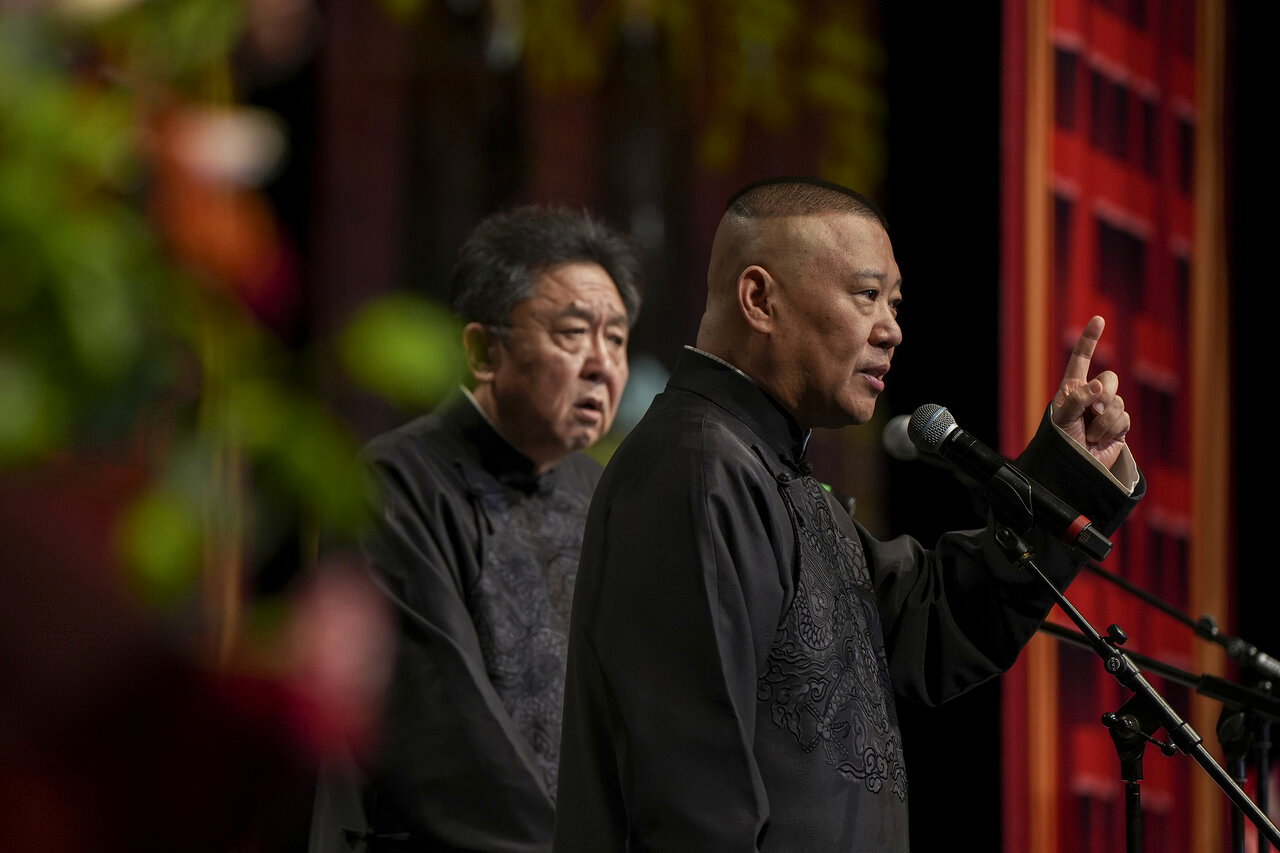 相聲演員郭德綱(右)2024年和于謙在英國倫敦演出。(新華社)