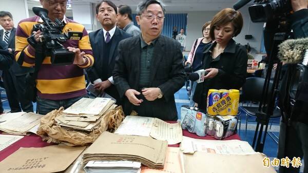 國民黨行管會時任主委邱大展秀出首度曝光的史料,證明青島啤酒是國民黨黨產。(本報資料照,)