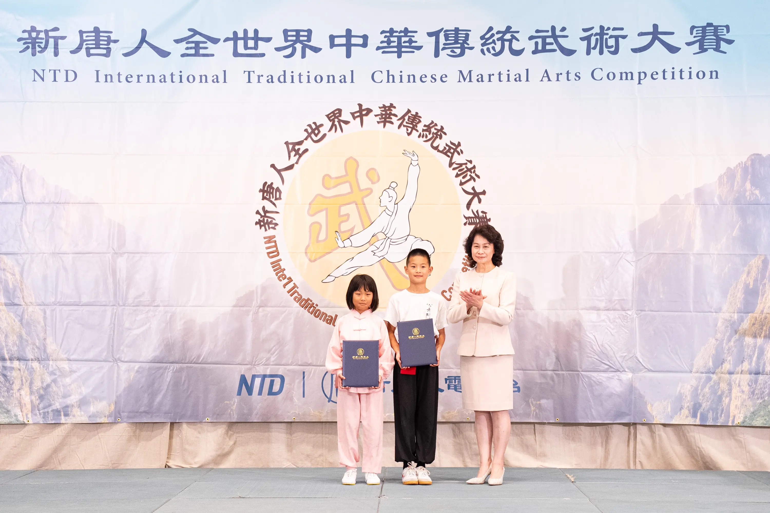 2026年8月15日,第九屆新唐人全世界中華傳統武術大賽在紐約曼哈頓落幕。圖為少年拳術組獲得優秀獎的選手。(戴兵/大紀元)