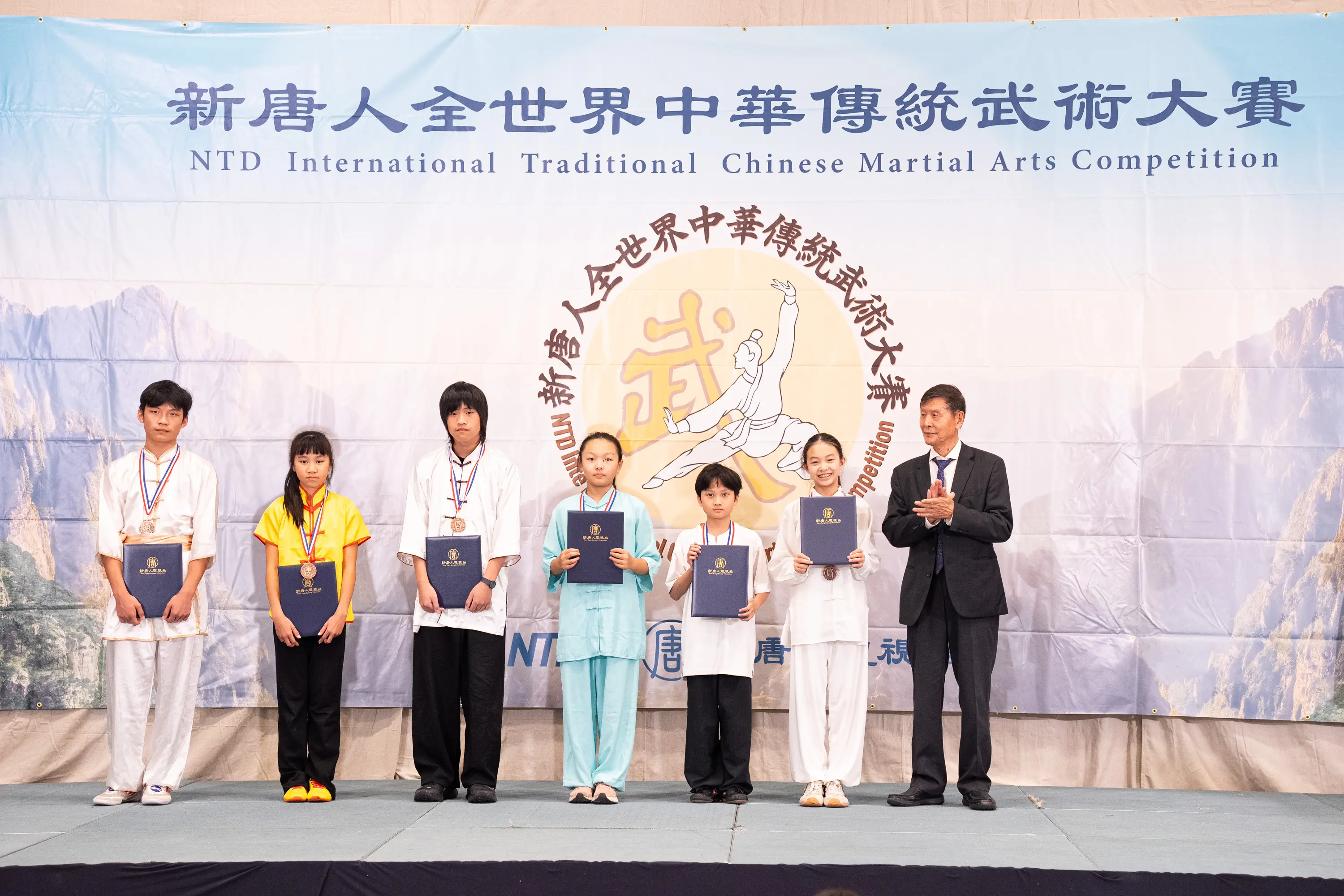 2026年8月15日,第九屆新唐人全世界中華傳統武術大賽在紐約曼哈頓落幕。圖為少年拳術、器械組獲得銅獎的選手。(戴兵/大紀元)