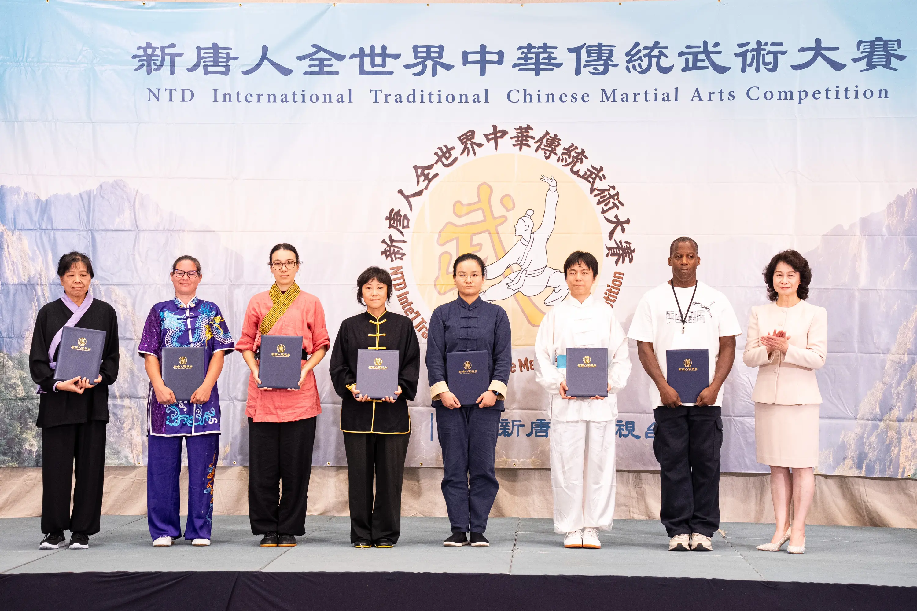 2026年8月15日,第九屆新唐人全世界中華傳統武術大賽在紐約曼哈頓落幕。圖為男子拳術、女子拳術組獲得優秀獎的選手。(戴兵/大紀元)