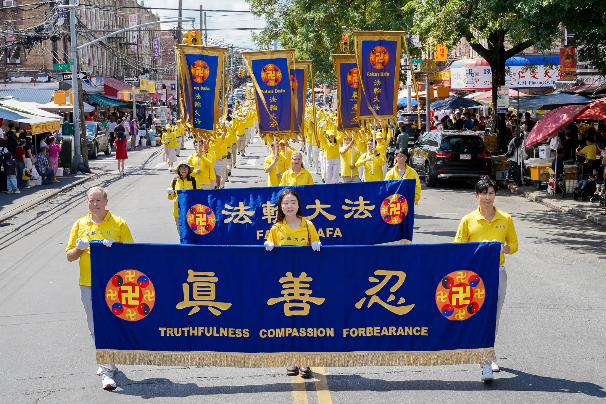 2026年8月23日，紐約上千法輪功學員在布碌侖舉行大型遊行，聲援全球4.6億勇士退出中共黨、團、隊。（張靜怡／大紀元）