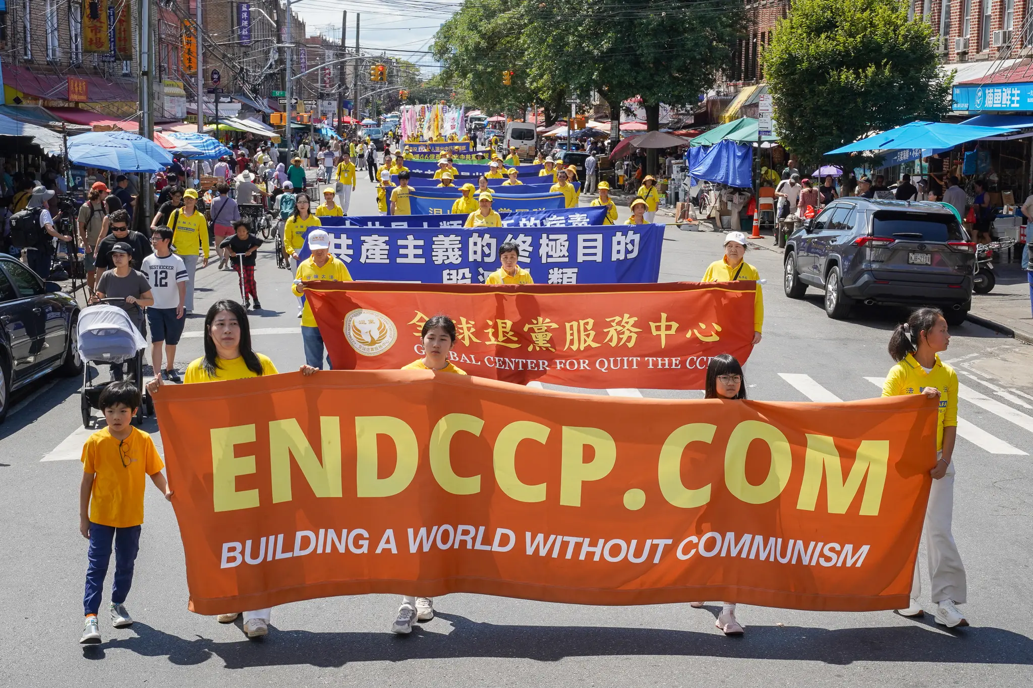 2026年8月23日，紐約上千法輪功學員在布碌侖舉行大型遊行，聲援全球4.6億勇士退出中共黨、團、隊。（張靜怡／大紀元）