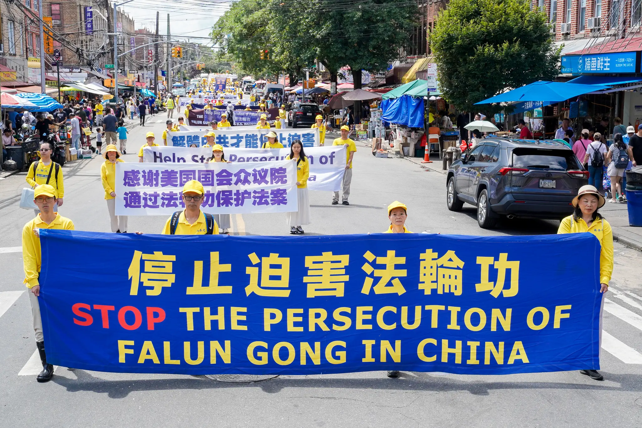 2026年8月23日，紐約上千法輪功學員在布碌侖舉行大型遊行，聲援全球4.6億勇士退出中共黨、團、隊。（張靜怡／大紀元）