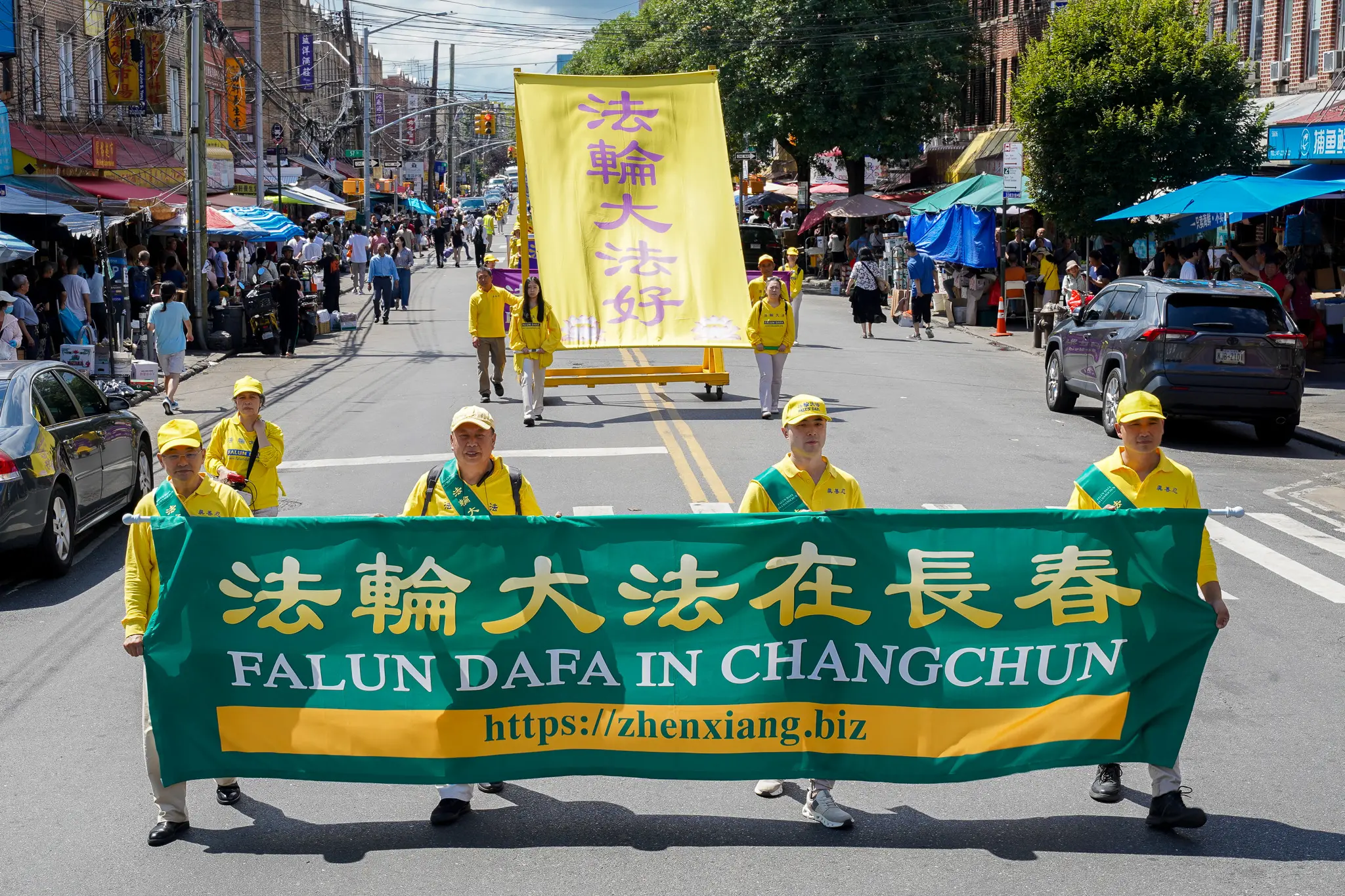 2026年8月23日，紐約上千法輪功學員在布碌侖舉行大型遊行，聲援全球4.6億勇士退出中共黨、團、隊。（張靜怡／大紀元）