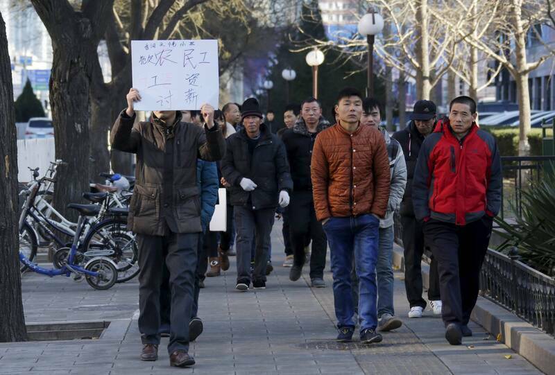 一名中國網友發文抱怨,公司已5個月沒有發過薪資。圖為中國農民工討薪事件示意圖。(路透檔案照)