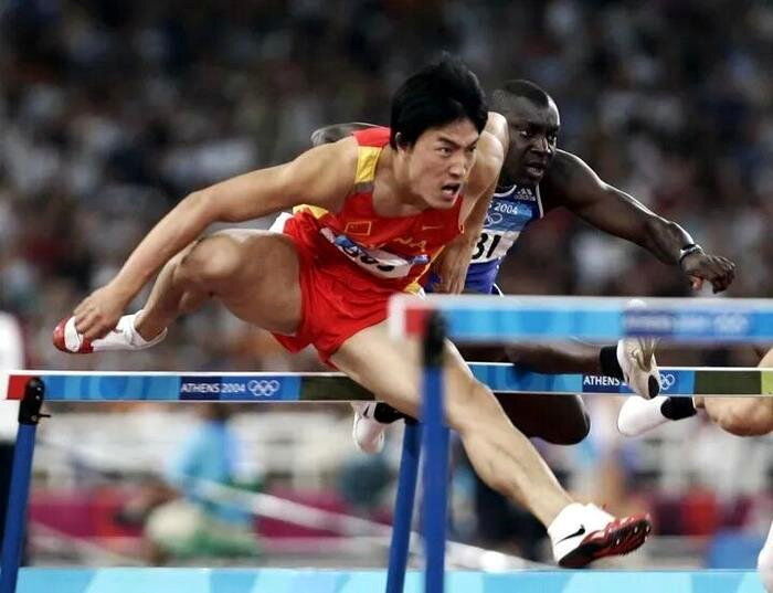 2004年雅典奧運會男子110米欄決賽中，中國選手劉翔以12秒91的成績獲得金牌...