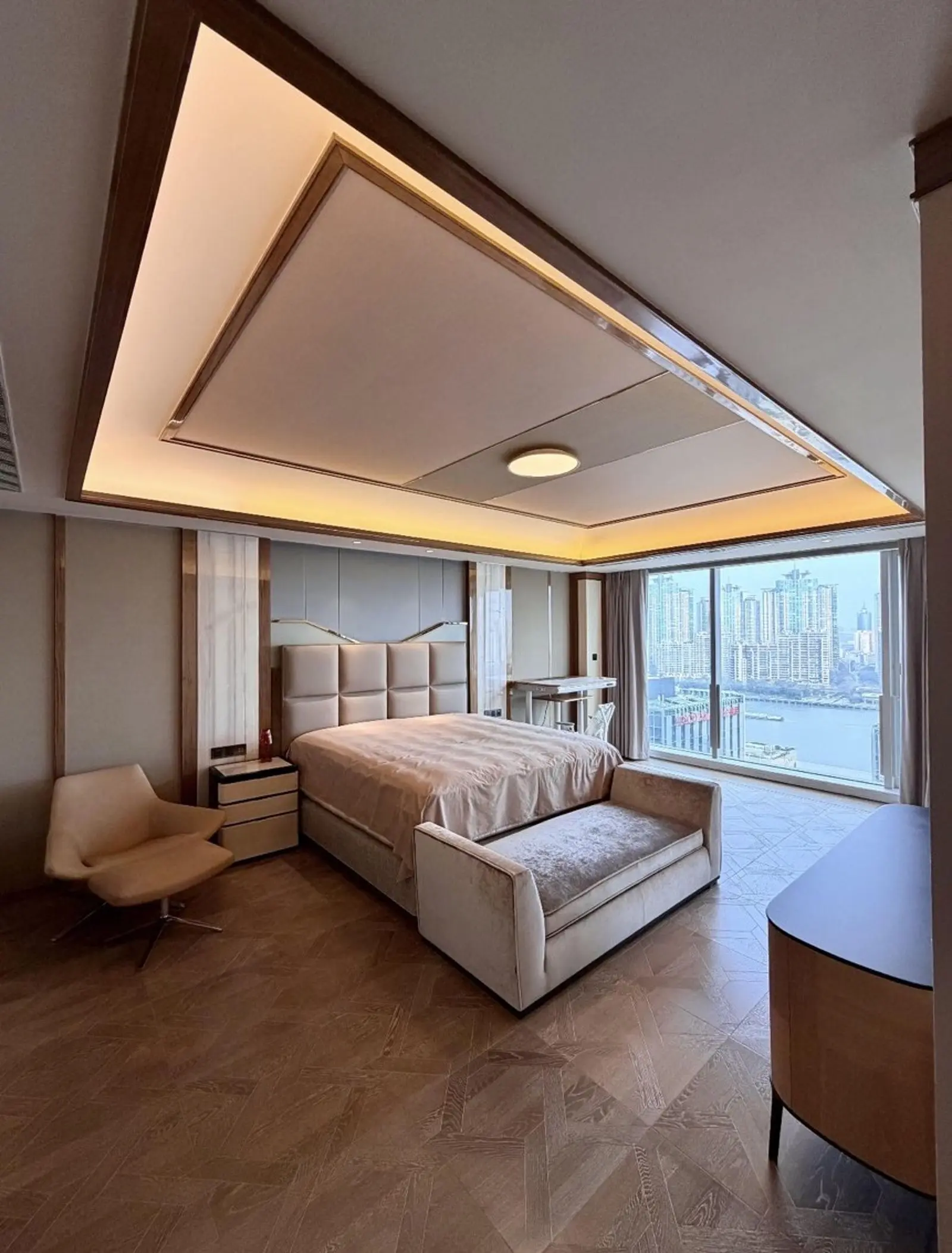 豪宅主臥空間寬敞,床尾一路延伸至大片景觀窗,可俯瞰黃浦江及周邊城市景色。(翻攝小紅書)