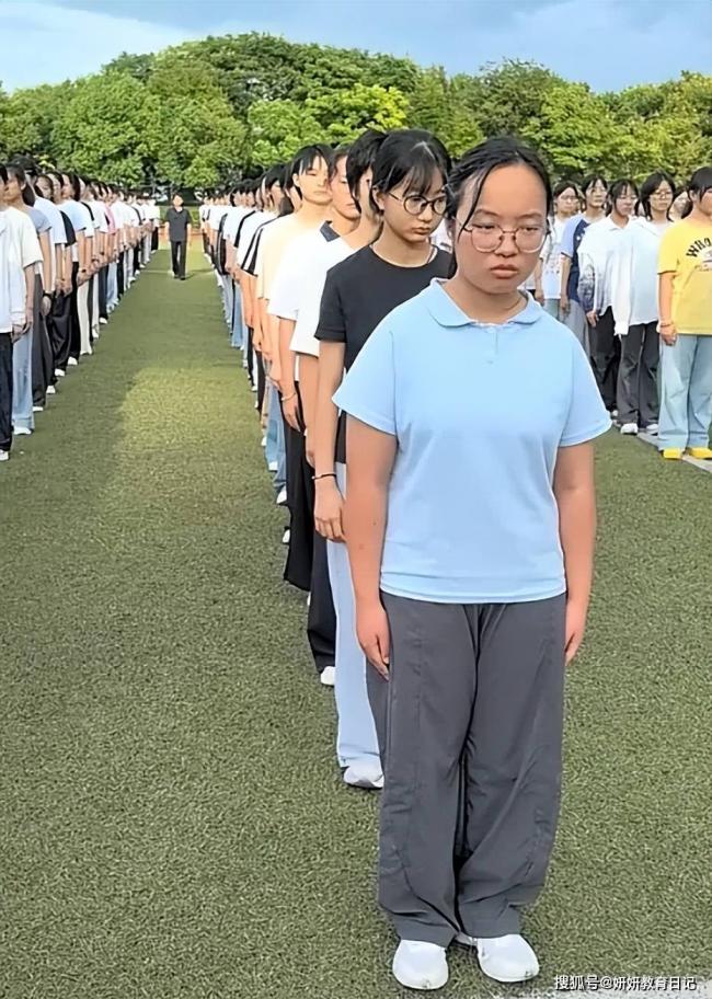 “每个都生无可恋”！军训学生面相火了