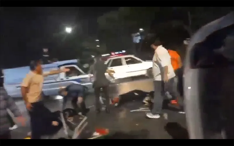 社群平台流传的影片显示,事发后有人倒卧在地,现场散落旗帜及车辆碎片,一辆严重受损的汽车停在路旁,目击者则四处奔逃,现场一片混乱。 图:翻摄自影片