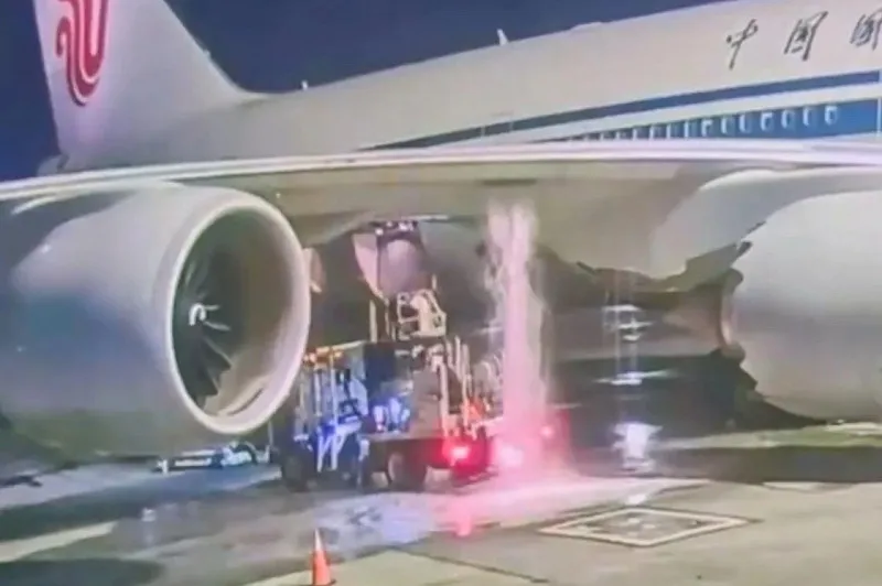 中國國際航空一架波音747-89L客機傳在紐約甘迺迪國際機場加油時,油罐車扯掉加油軟管,致使燃油如瀑布傾泄。 圖:截取「X」@aviationbrk
