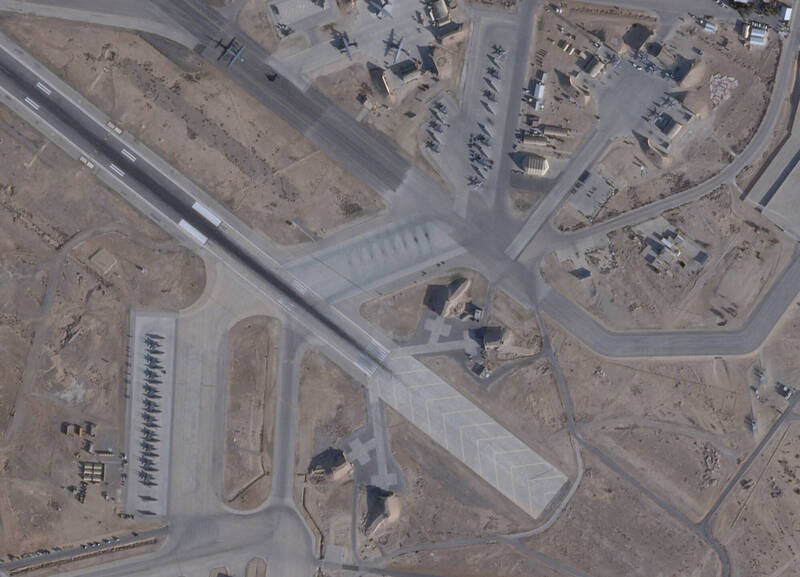 約旦穆瓦法克薩爾蒂空軍基地衛星影像,可見F-15E戰機、A-10攻擊機及C-130運輸機;美國官員稱,伊朗7月攻擊該基地前曾取得中國實體提供的高解析衛星影像。(路透)