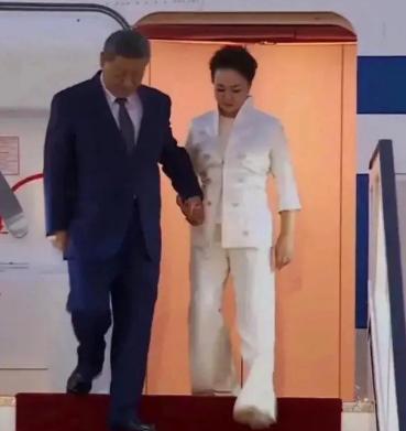 沒了彭麗媛,習上飛機舷梯姿態明顯不對