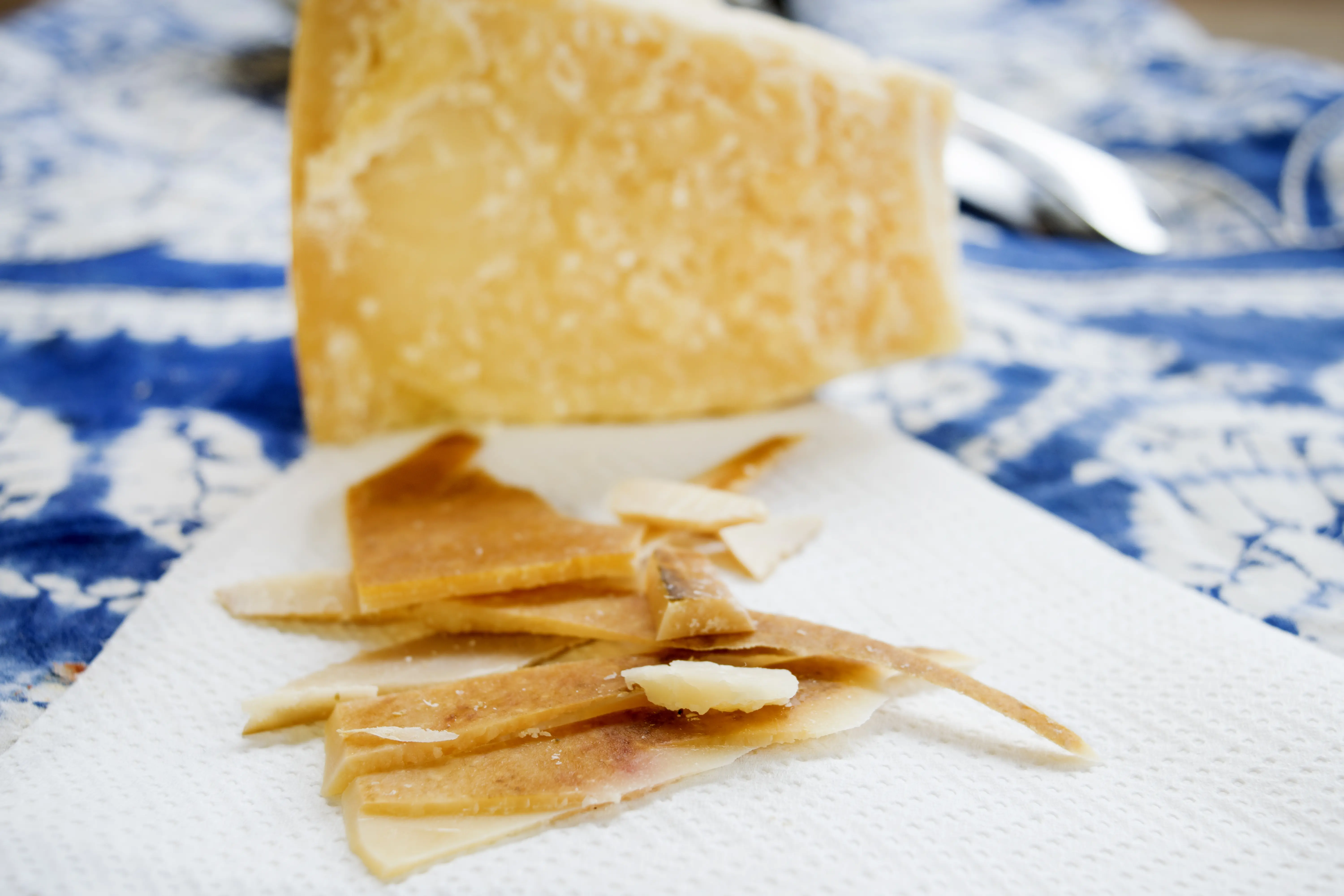 帕尔马干酪皮可以用来炖菜或烩饭,以及腌制将用于烤制的肉类。(Shutterstock)