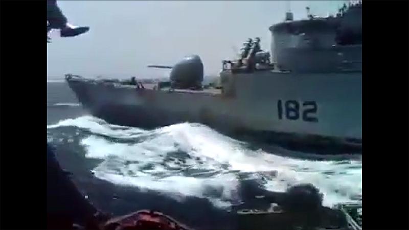 印度与巴基斯坦海军近日在阿拉伯海发生军舰碰撞,双方随后各自提出外交抗议,对事故原因及责任归属的说法也出现明显分歧。 图:翻摄自影片