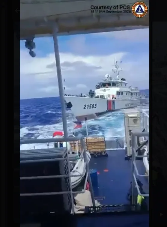 南海南沙群島附近海域18日再傳中菲公務船擦碰事件。菲方視角可見中國海警21585艦緊追。 圖:翻攝「X」@jaytaryela