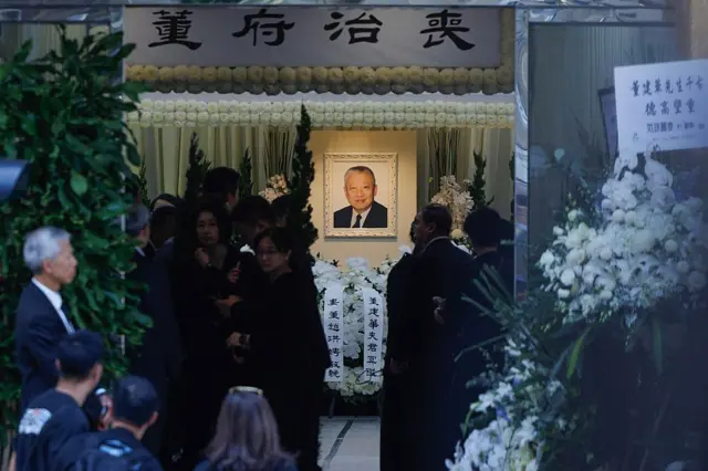 董建华葬礼现场设灵堂,上陈“董府治丧”