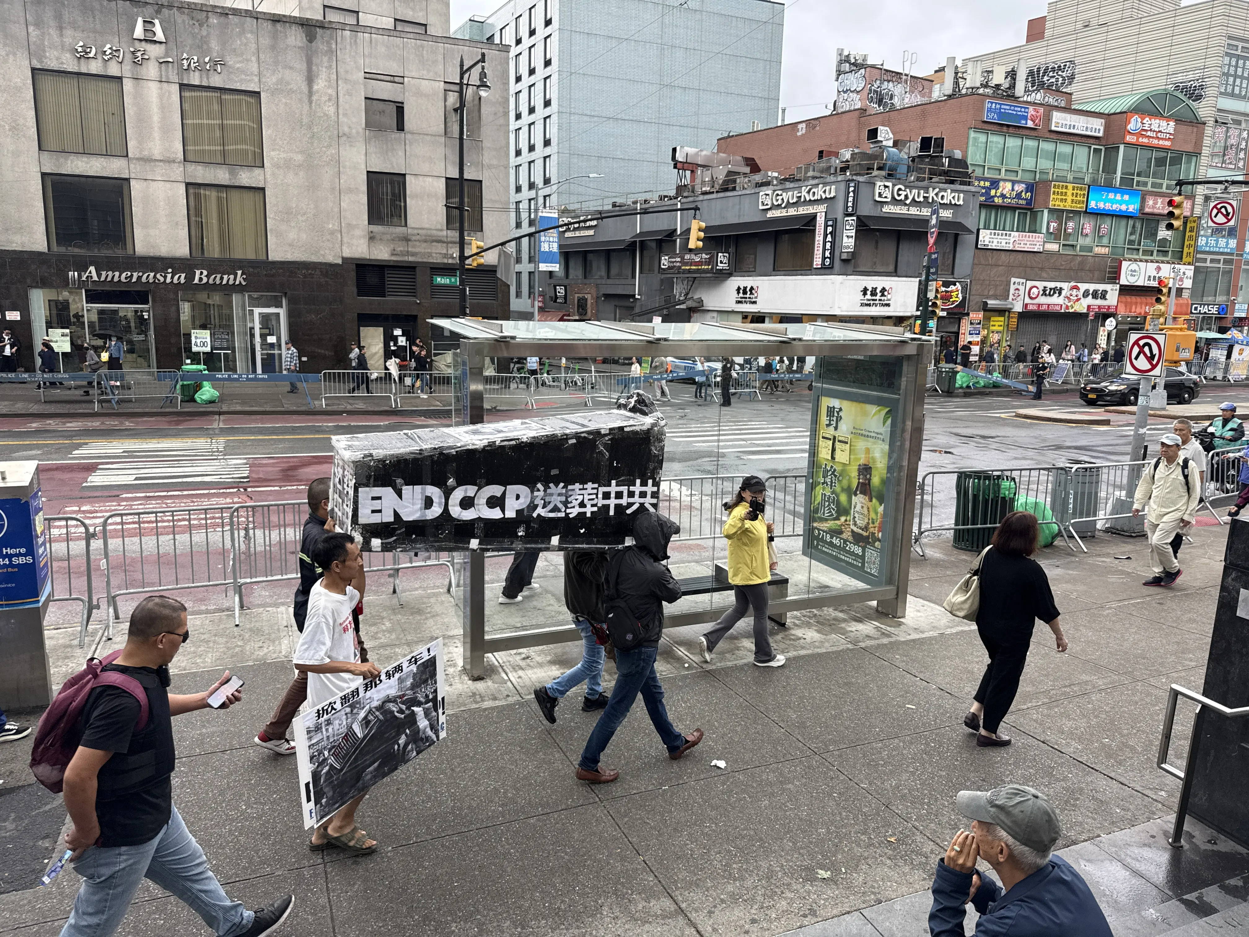 民主团体抬“送葬中共”棺材在美国最大的华人社区纽约法拉盛中心区游行。