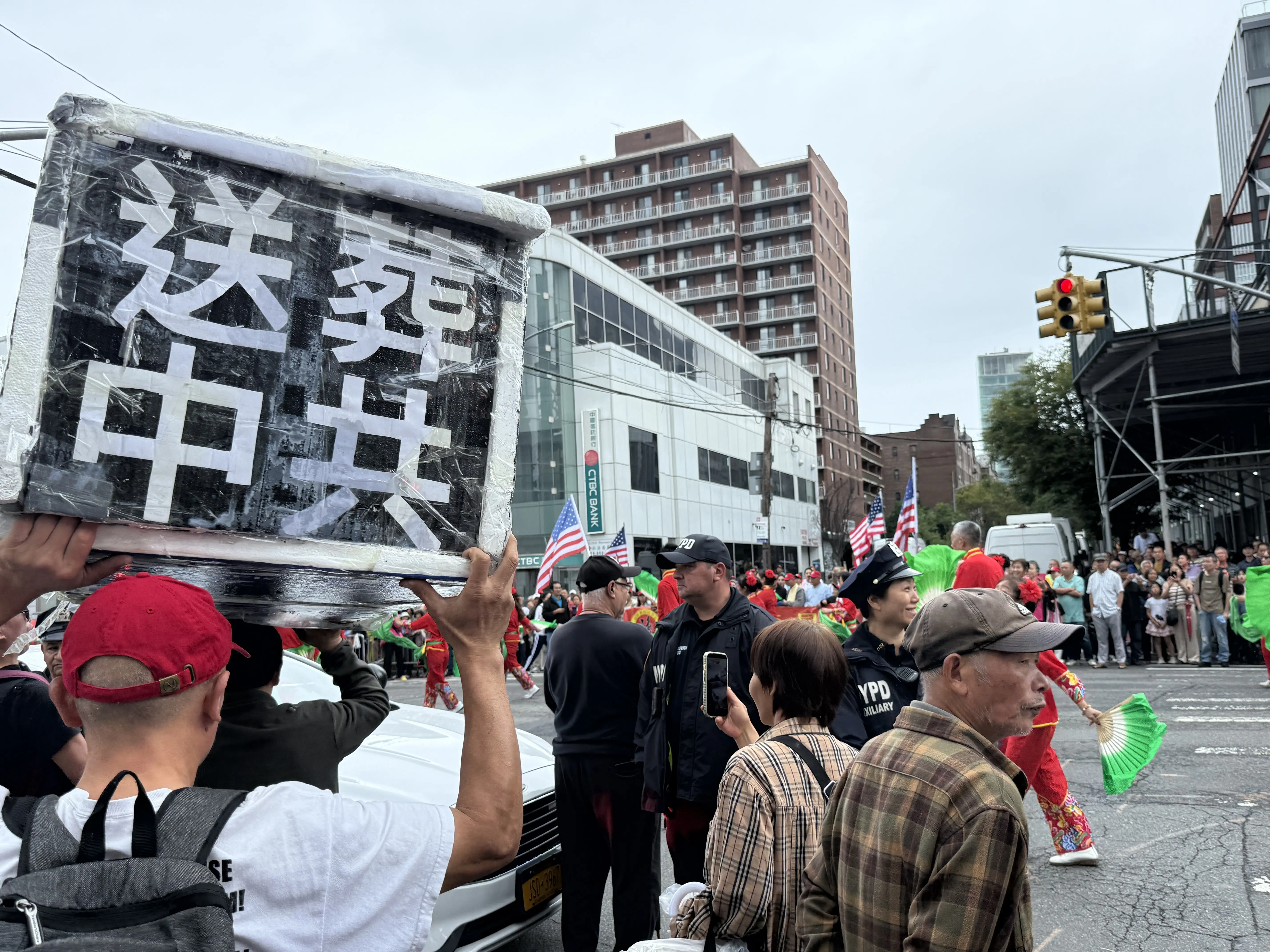 民主团体抬“送葬中共”棺材在美国最大的华人社区纽约法拉盛中心区游行。