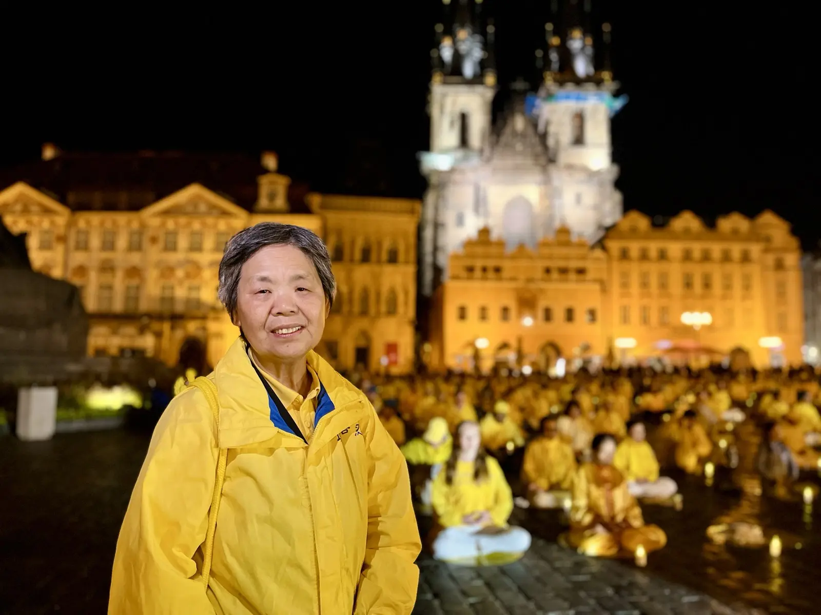 9月19日,雅文参加了部分欧洲法轮功学员在布拉格的烛光守夜。(李言/大纪元)
