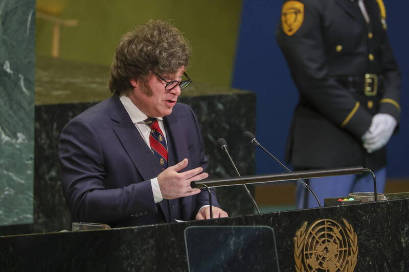 阿根廷总统米雷伊23日在纽约联合国大会上发表讲话，抨击联合国为“毫无用处的组织”。（欧新社）