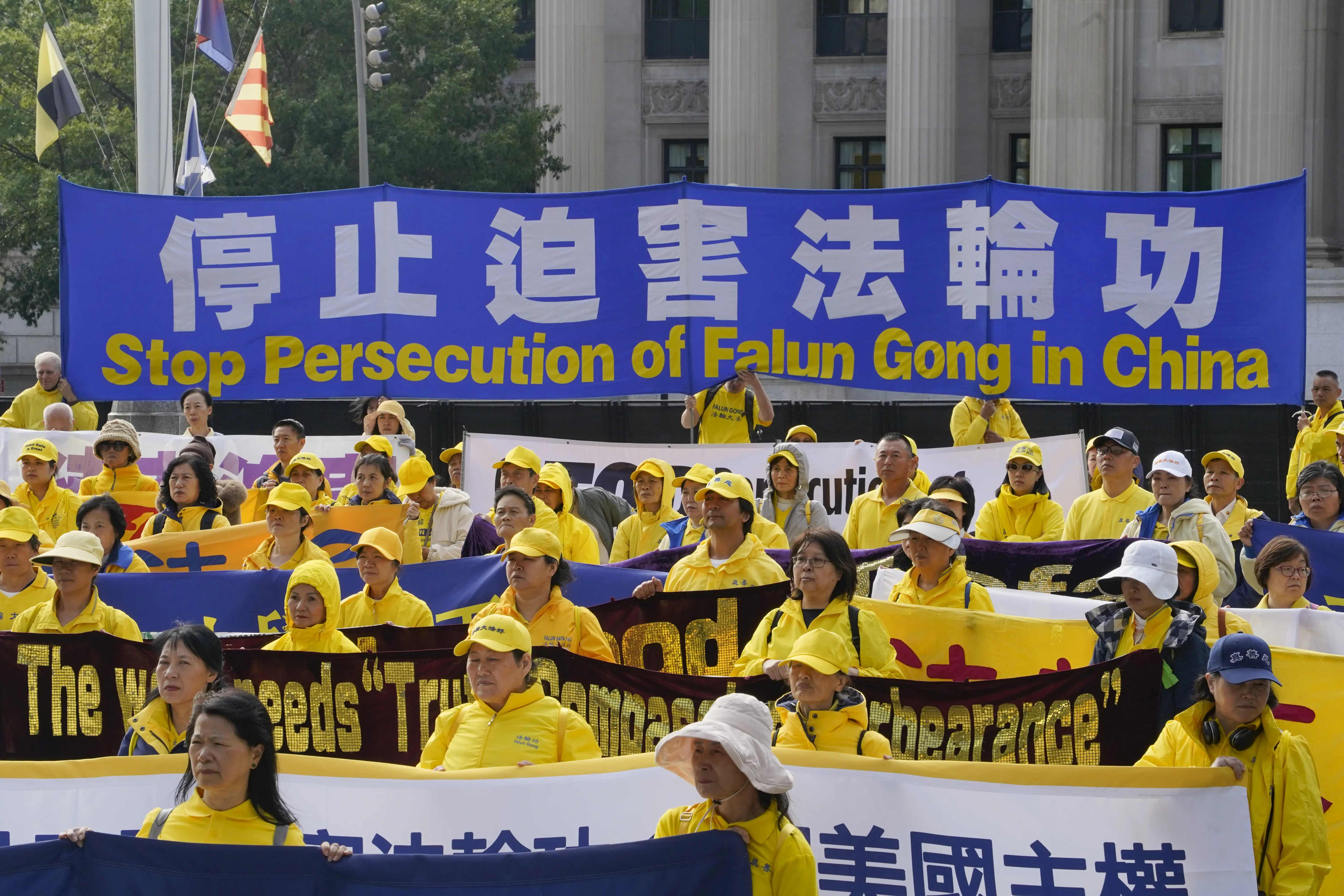 9月24日，美国国会议员、人权领袖和非政府组织代表与300多名法轮功学员举行集会，呼吁停止中共对法轮功的迫害。（温圣缘／大纪元）